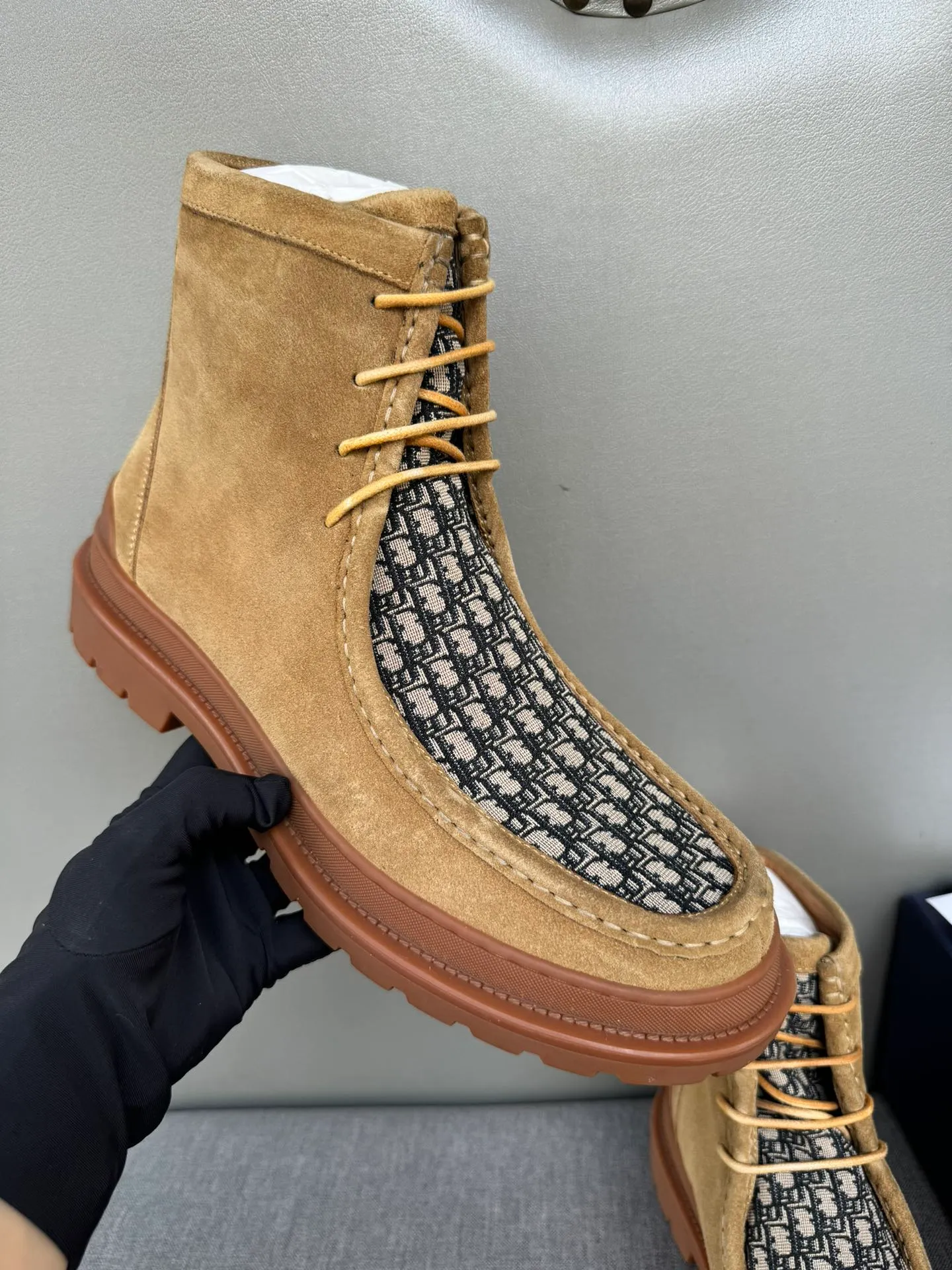 [DIOR] Top P: 1000💰 Number of yards: 39~44 (38.45 custom-made, non-refundable) Dior Dior~ Winter series, original 1:1 development Casual men's leather shoes Heavy investment, shoes and boots are made of imported cowhide + imported Dior special fabric Not easy to deform black cowhide lining Dior large hardware inlay Original TPU vacuum outsole, black cowhide Black open edge beads Military green suede Black suede Khaki suede leather is crafted by a large factory, and the perfect product is only prepared for you who know your taste! Any comparisons are welcome.